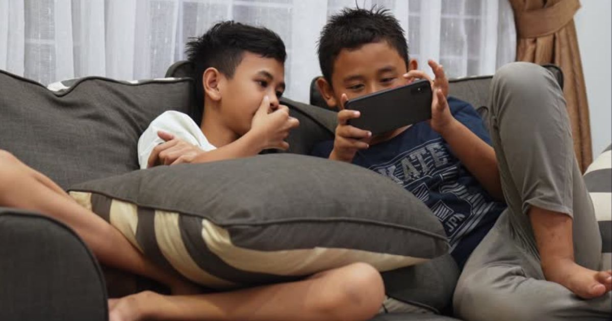 Young people from different Southeast Asian countries playing mobile games, showing the cultural diversity and mobile-first gaming culture across Indonesia, Thailand, Vietnam, and other SEA markets.